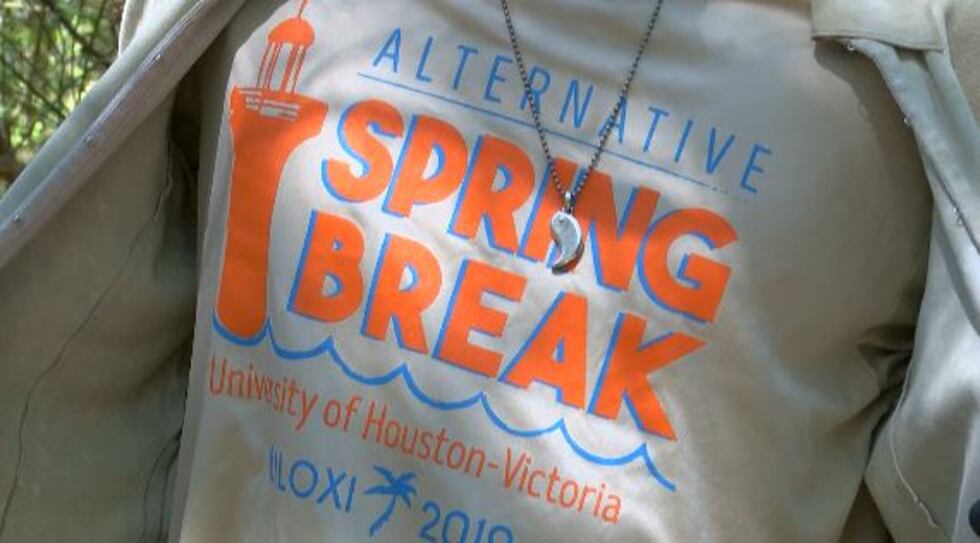 College students spend spring break holiday helping others