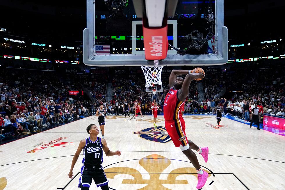 New Orleans Pelicans forward Zion Williamson (1) slam dunks in the second half of an NBA...