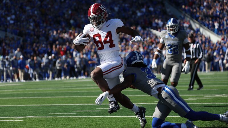 Alabama tight end Amari Niblack (84) dodges a defender to score a touchdown against Kentucky...