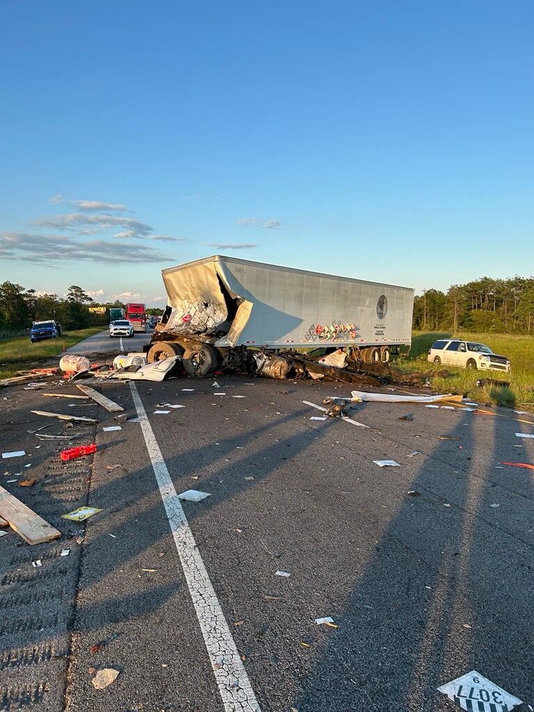 TRAFFIC ALERT: Two 18-wheelers crash on I-10 W in Moss Point, all lanes blocked - Vimarsana News