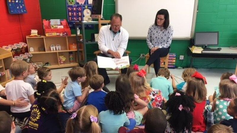 Pro golfer Rod Spittle read to preschoolers Tuesday (photo credit: WLOX)